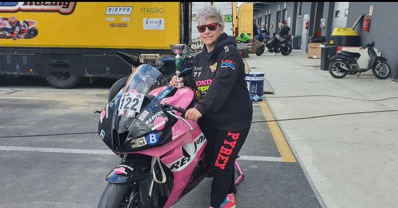 INCIDENTE MORTALE A SAN BENIGNO - Il mondo dei motori piange Simona Castelli: aveva 47 anni - FOTO