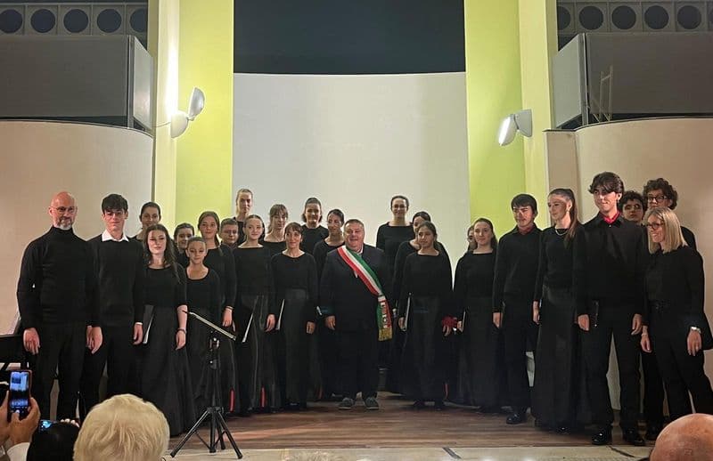 VALPERGA - Sculture, quadri, foto, esibizioni musicali: l'arte protagonista tra le vie - FOTO