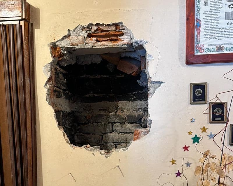 CANDIA CANAVESE - Smurano la cassaforte della casa e scappano in pieno giorno: nessuno li ha visti?