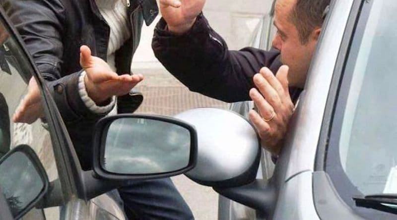 MONTANARO - Truffa dello specchietto: malviventi in azione al volante di una berlina bianca