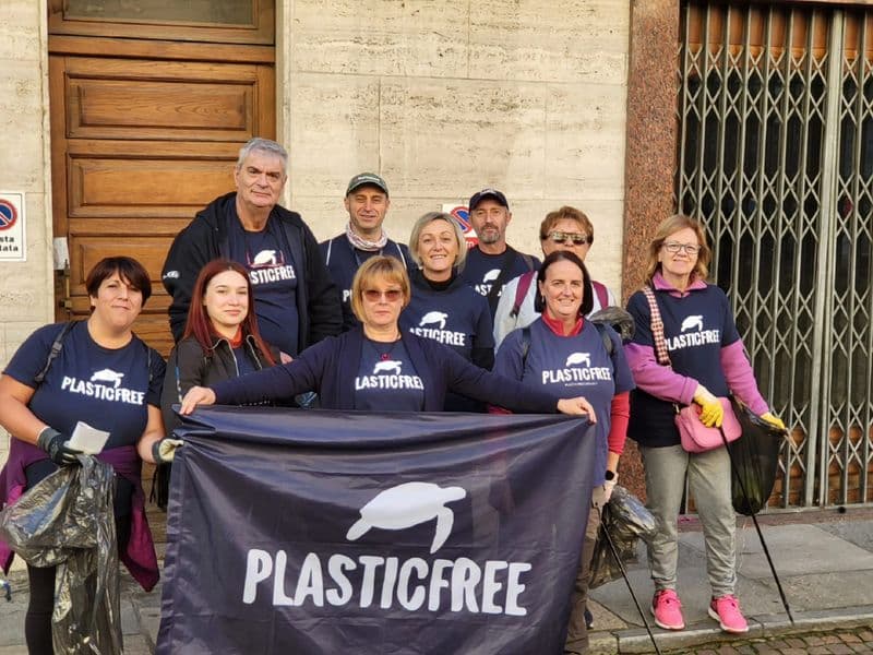 CUORGNE' - Plastic Free, centro storico ripulito da mozziconi di sigarette e rifiuti - FOTO