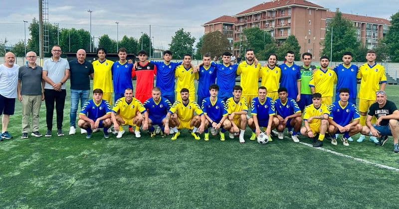 BORGARO - Palloncini gialli e blu, tanta commozione e una bella partita di calcio per ricordare Lorenzo