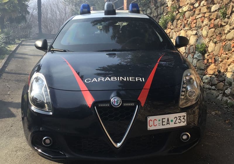 BORGARO - Finge di essere una lontana parente, abbraccia un uomo con affetto e gli porta via la catenina d'oro