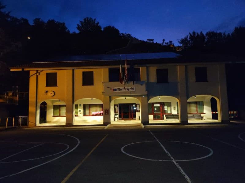 BUROLO - Bucati i palloncini rosa per la prevenzione del tumore al seno. Il sindaco: «Gli ignoranti hanno colpito» - FOTO