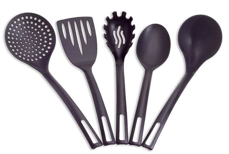 SALUTE - Gli utensili da cucina in plastica nera? Meglio evitarli