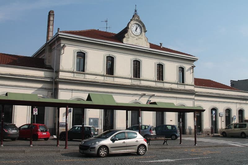 IVREA - Ladri all'assalto del bar alla stazione ferroviaria: colpo da 2000 euro in sigarette e alcolici