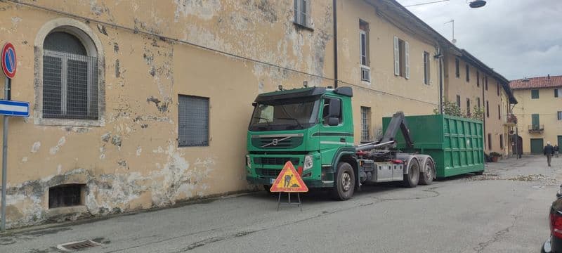 RIVAROLO CANAVESE - Lavori di pulizia nel vecchio ospedale abbandonato: qualcosa bolle in pentola? - FOTO