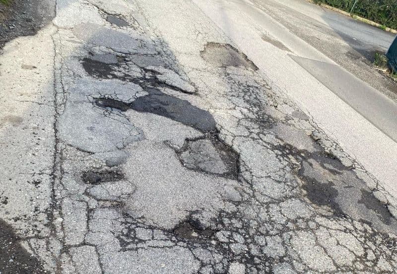 SALASSA - Dopo i lavori dell'acquedotto la strada è indecente: l'ex sindaco scrive al presidente della Smat