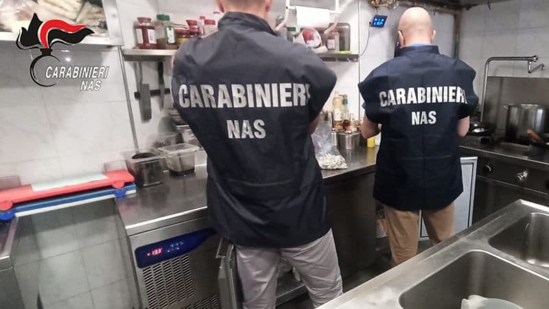 LEINI - Vino discreto spacciato come pregiato a 15 mila euro alla bottiglia: sei persone arrestate dai carabinieri del Nas