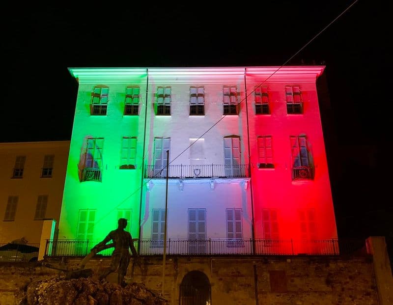 CASTELLAMONTE - Palazzo Botton si «veste» col tricolore: inaugurato il nuovo impianto di illuminazione