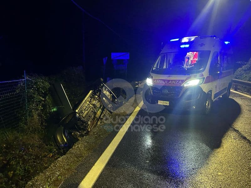 PONT CANAVESE - Incidente nella notte, auto sfiora una famiglia di caprioli e finisce ruote all'aria nel fosso: un ferito - FOTO