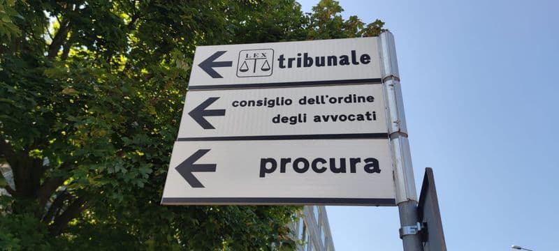 RIVAROLO CANAVESE - Un libro erotico inviato agli amici, pedinamenti e insulti all'ex moglie: imprenditore a processo per stalking
