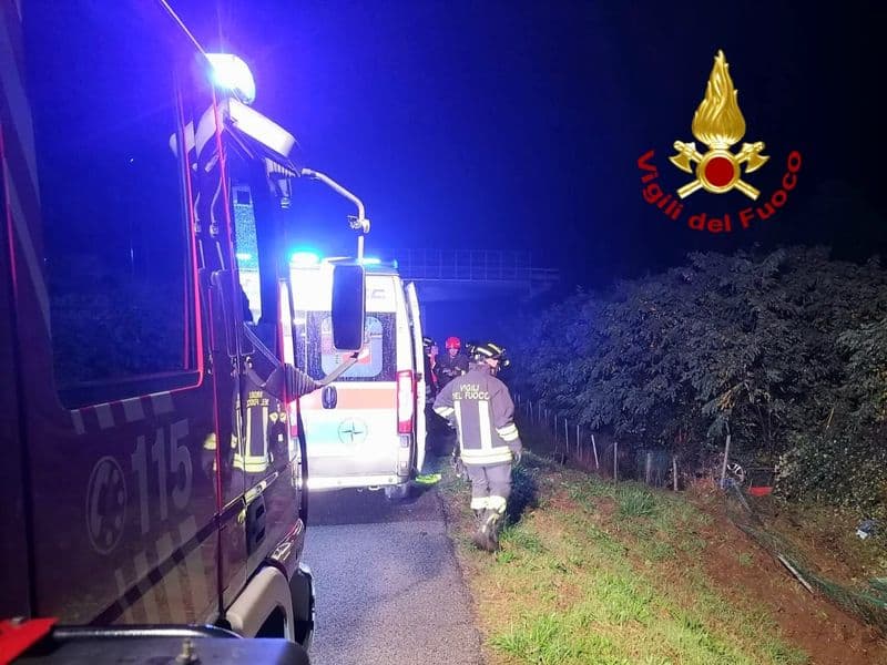 IVREA-SANTHIA' - Auto si ribalta fuori strada, feriti in ospedale - FOTO