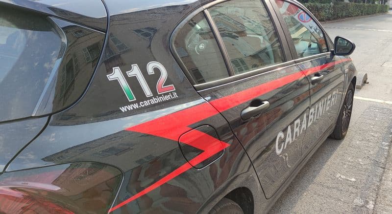 RONDISSONE - Non può avvicinarsi alla famiglia ma un vicino di casa lo riconosce e chiama il 112: 31enne arrestato