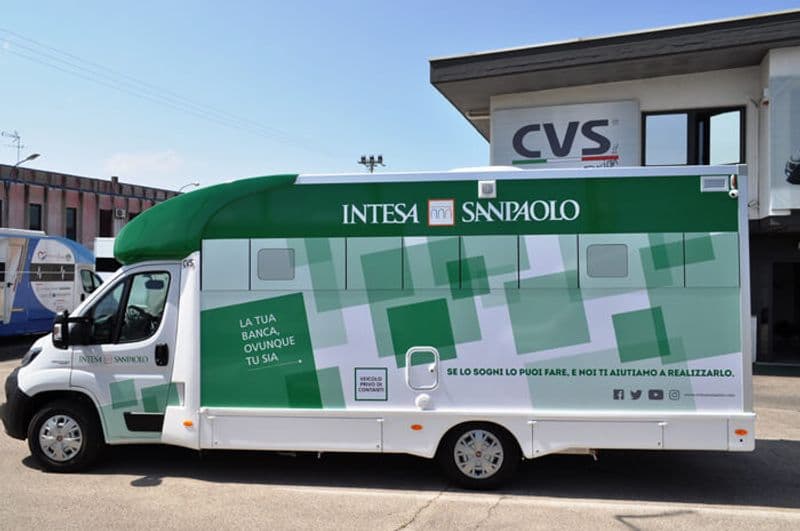 FELETTO - Arriva il «drive bank»: una banca sul camper nel giorno di mercato