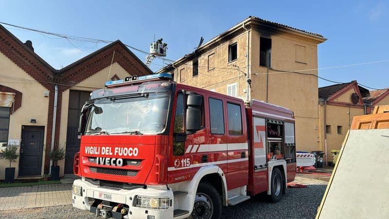CASELLE -  Incendio sul tetto del complesso «Lanificio Bona»