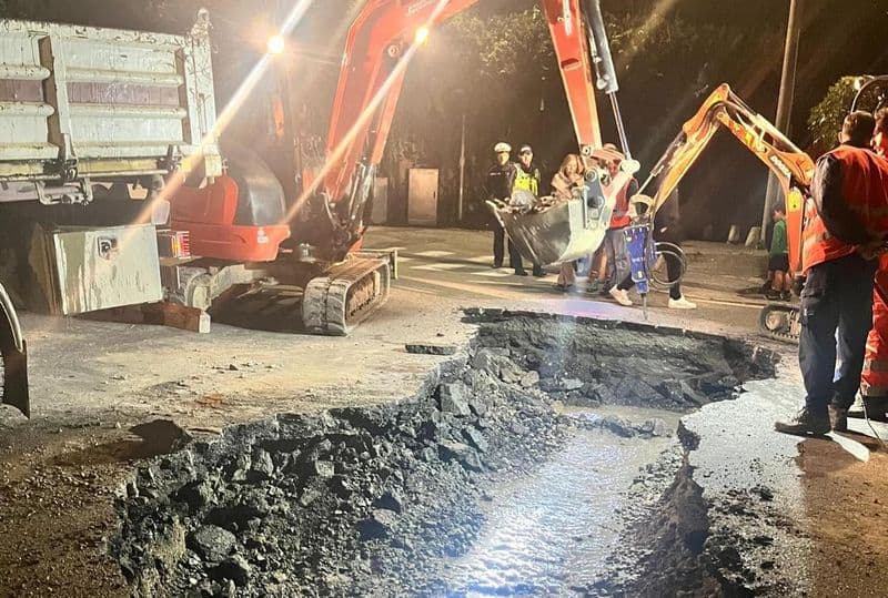 IVREA - Passa un camion, si apre una voragine in via Miniere