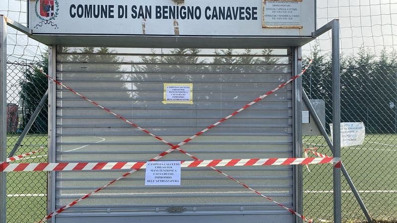 SAN BENIGNO - Ragazzini si appendono alle porte da calcio e le danneggiano: chiuso il campetto di via Salvo D'Acquisto