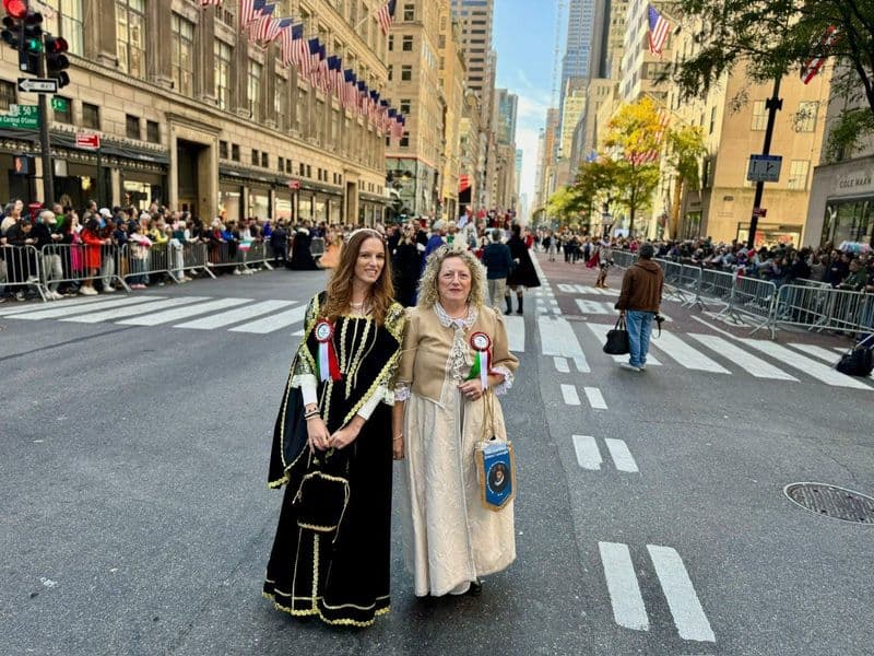 LEINI - Dal Canavese a Ney York: Rosalba e Valeria sfilano in costume tipico al Columbus Day - FOTO