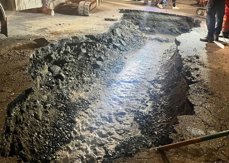 IVREA - Saltano le tubature, via Torino chiusa: traffico in tilt