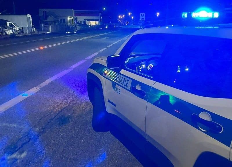 NOLE - Ubriaco al volante sorpassa dove è vietato senza accorgersi della polizia locale: patente immediatamente ritirata