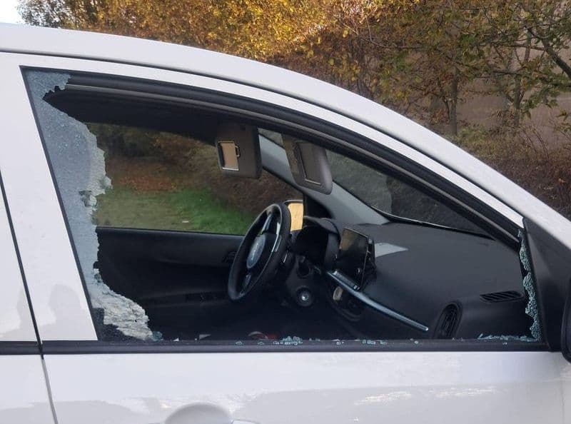 VOLPIANO - Ladri in azione al cimitero, finestrino sfondato per rubare una borsa dimenticata in auto