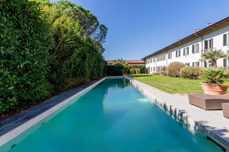 SETTIMO ROTTARO - In vendita ad 1,3 milioni di euro la storica Cascina Garlasca che conserva un'opera originale di Richard Long