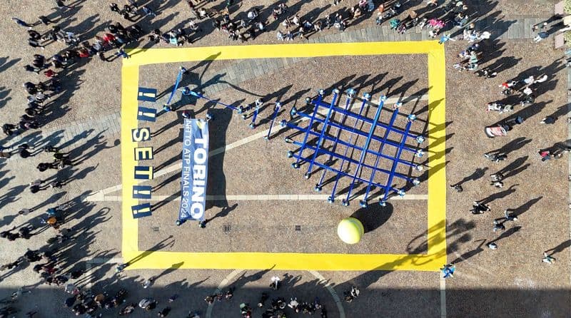 TORINO - L'enorme racchetta in piazza San Carlo per dare il via alle Nitto ATP Finals