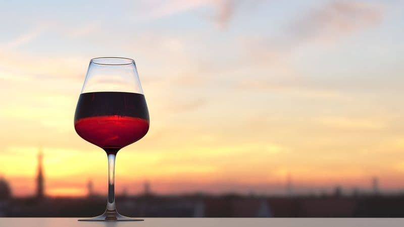 DRINK - Tra abitudini e difficoltà gli italiani non rinunciano al vino