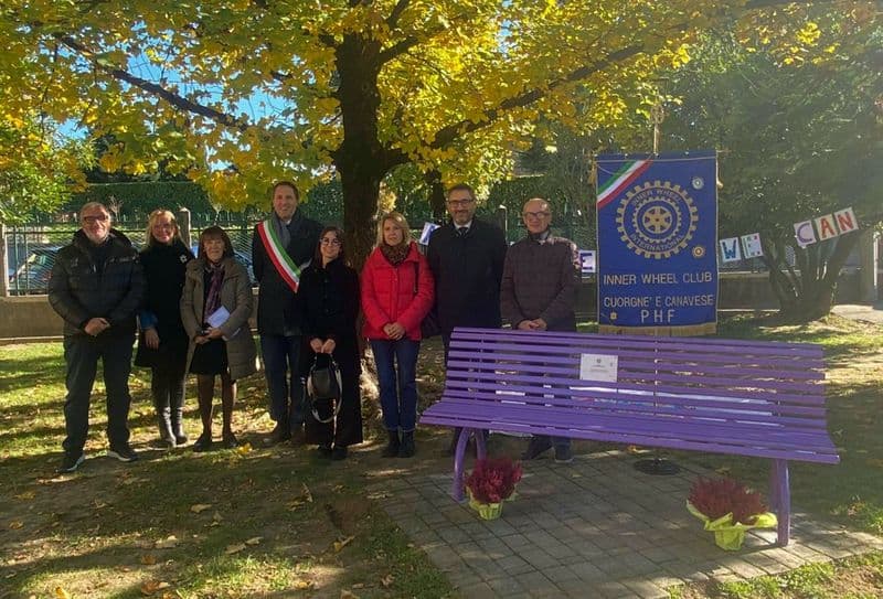 AGLIE' - Inaugurata nel cortile delle scuole la panchina viola della gentilezza - FOTO e VIDEO