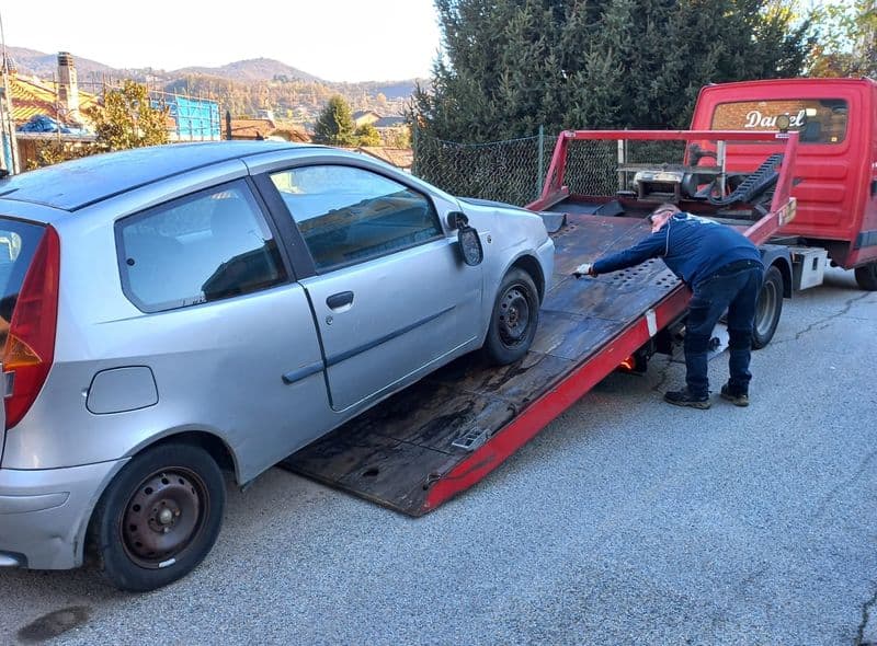 CUORGNE' - Decoro e sicurezza sulle strade della città: rimosse undici auto abbandonate - FOTO