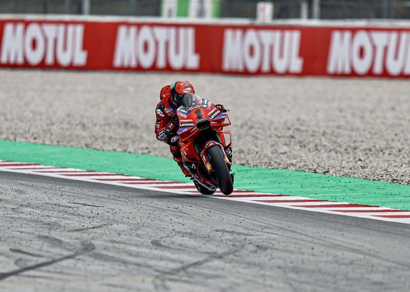 MOTOGP - Pecco Bagnaia non molla, vince la sprint e rimanda la festa del rivale Jorge Martin