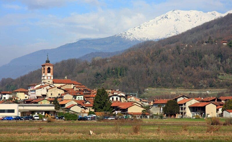 PALAZZO CANAVESE - Fa restaurare a sue spese la chiesetta nel cimitero dove riposa la figlia: 94enne insignita della benemerenza civica
