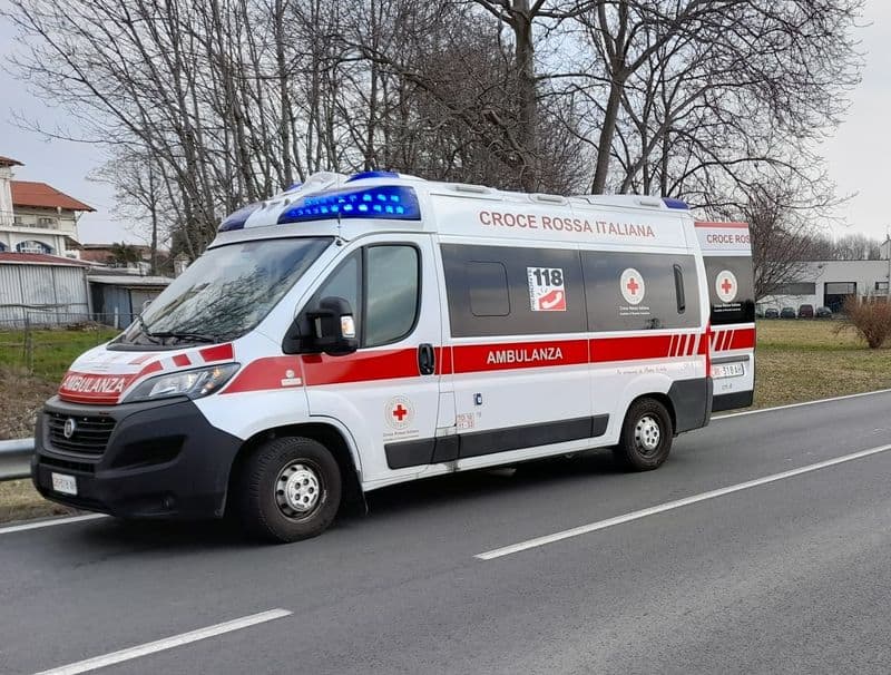 CALUSO - Agricoltore aggredito con una roncola: trasportato in ambulanza al pronto soccorso di Chivasso