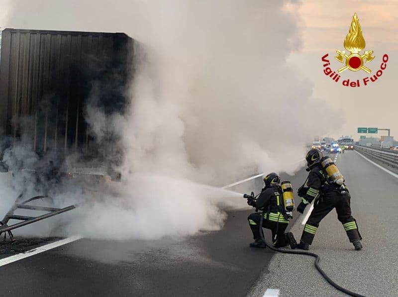 SAN GIORGIO CANAVESE - Prende fuoco il rimorchio di un camion: chiusa l'autostrada in direzione Aosta - FOTO