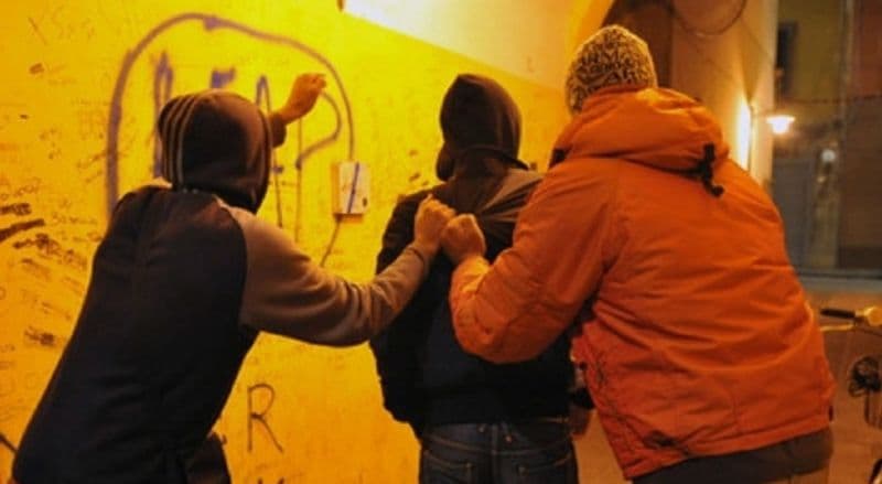 IVREA - Prima gli insulti e poi le bottigliate: 38enne aggredito nel sottopasso