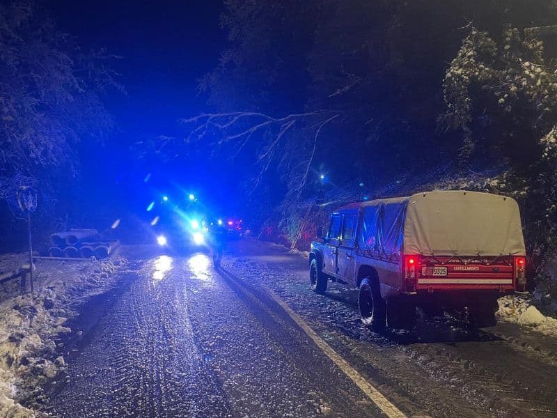 CANAVESE - Neve e strade ghiacciate: incidenti, alberi abbattuti e una lunga nottata di lavoro per i vigili del fuoco - FOTO