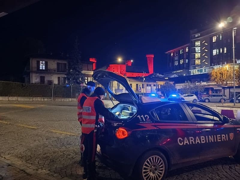 IVREA - Raffica di controlli dei carabinieri: tre persone denunciate e sei segnalate alla prefettura - FOTO