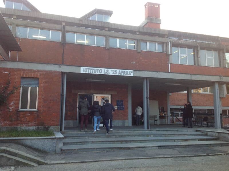 CUORGNE' - L'insegnante del 25 Aprile è molto bravo ma è costretto a lasciare la scuola: le famiglie scrivono al ministro Valditara