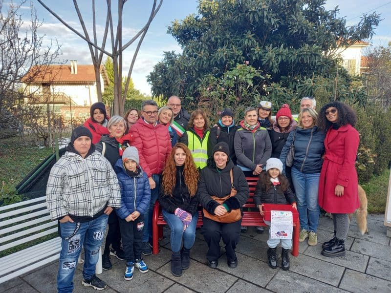 CUORGNE' - A piedi fino alla panchina rossa di Valperga per dire basta alla violenza sulle donne - FOTO