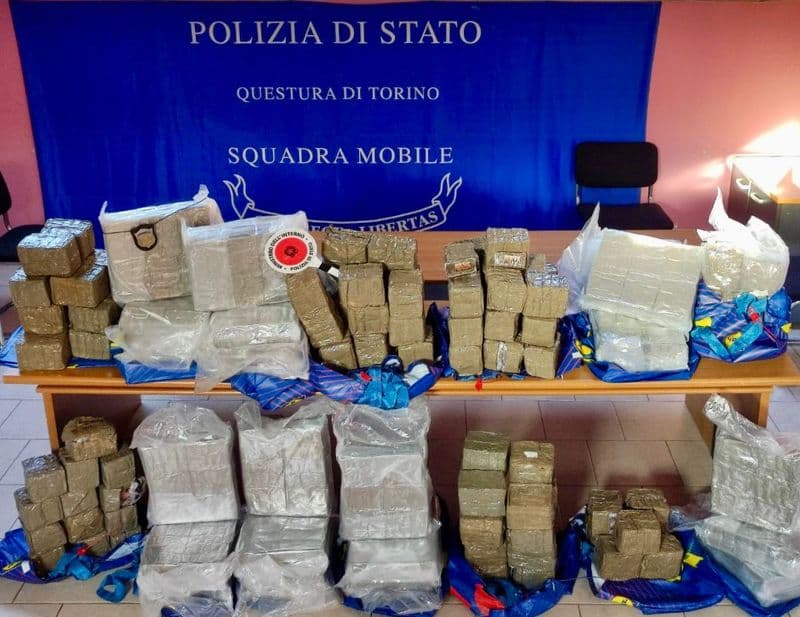 LEINI - Traffico di droga, tre arresti della polizia: sequestrati dalla squadra mobile 234 chili di hashish - FOTO