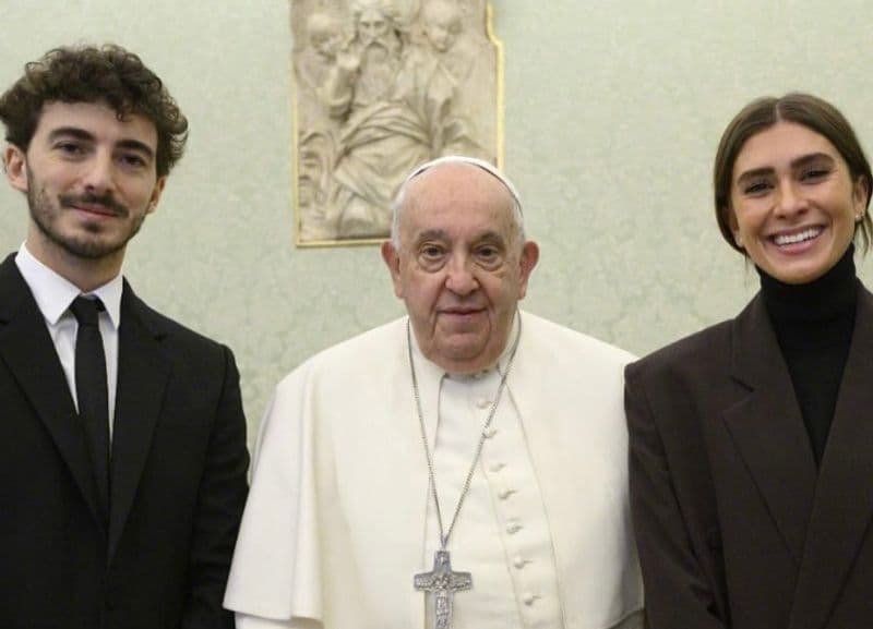 MOTO GP - Pecco Bagnaia con la moglie Domizia in udienza da Papa Francesco