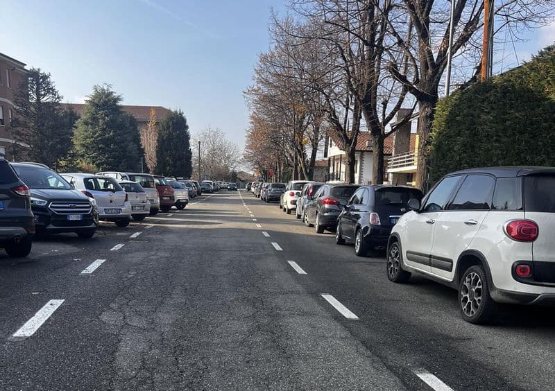 RIVAROLO CANAVESE - Aperto il nuovo centro commerciale, auto parcheggiate ovunque: protestano i residenti