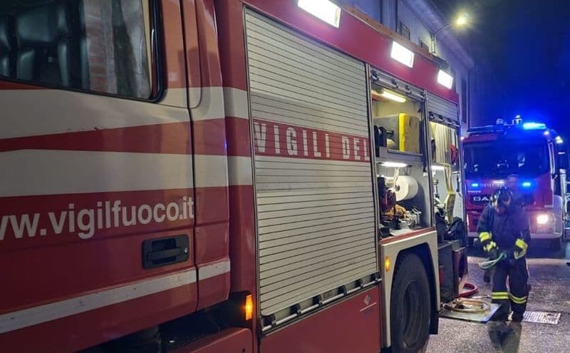 PONT CANAVESE - Prende fuoco il garage dove vive con i suoi gatti: donna intossicata, trasportata in ospedale a Cuorgnè