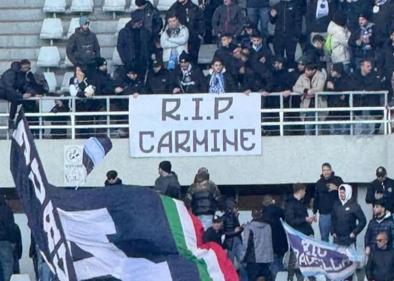 CANAVESE - Uno striscione esposto in curva dai tifosi del Napoli per ricordare Carmine Donnarumma durante la partita con il Toro