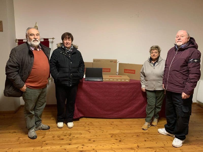 PONT CANAVESE - La società operaia dona quattro nuovi pc alla scuola - FOTO