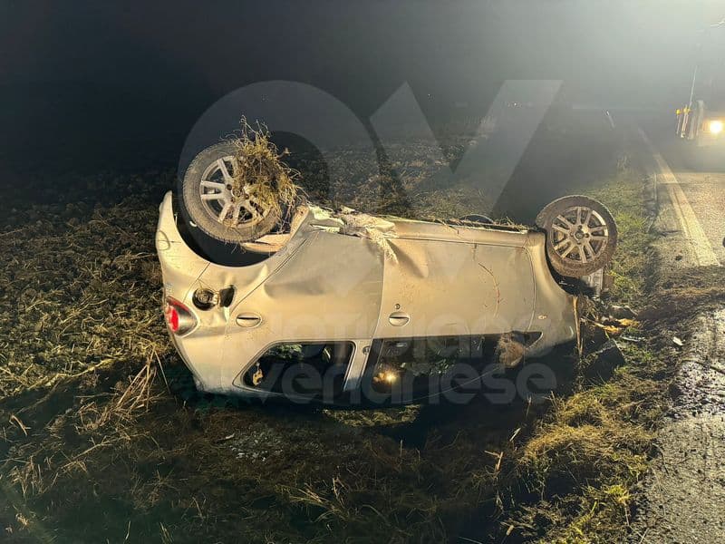 CASELLE - Brutto schianto nella notte, quattro ragazze coinvolte nell'auto ribaltata - FOTO