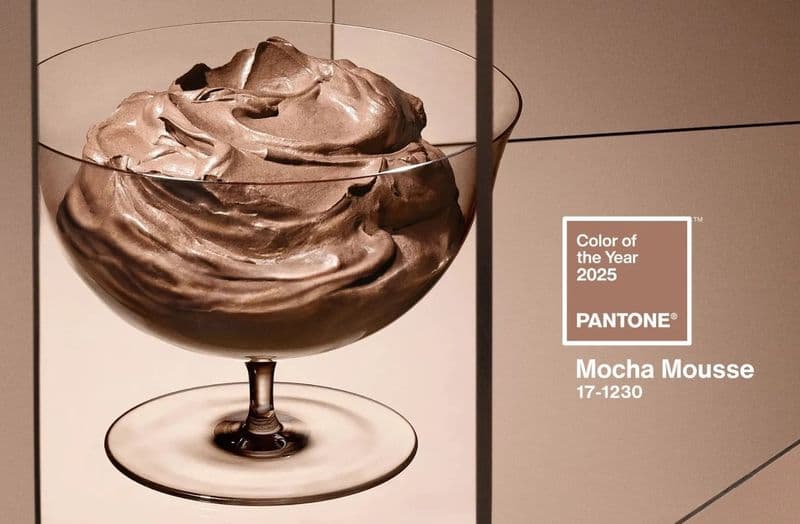 GLAMOUR - Moucha Mousse, il colore dell’anno 2025