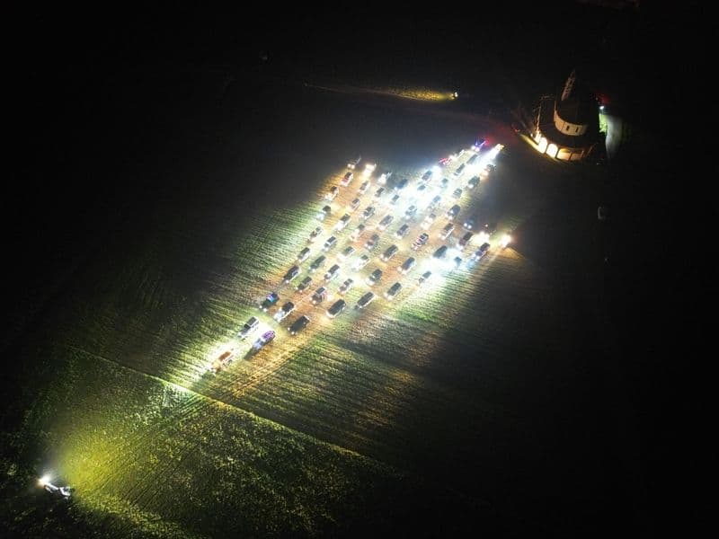 LEVONE - LandXmasTree, acceso l'albero di Natale fatto con i fuoristrada Land Rover - FOTO