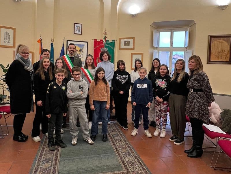 SAN BENIGNO - Sara Zaccheddu con la fascia tricolore del Consiglio dei ragazzi